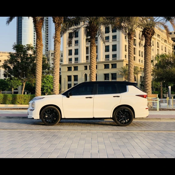 White Mitsubishi Outlander Photo 4