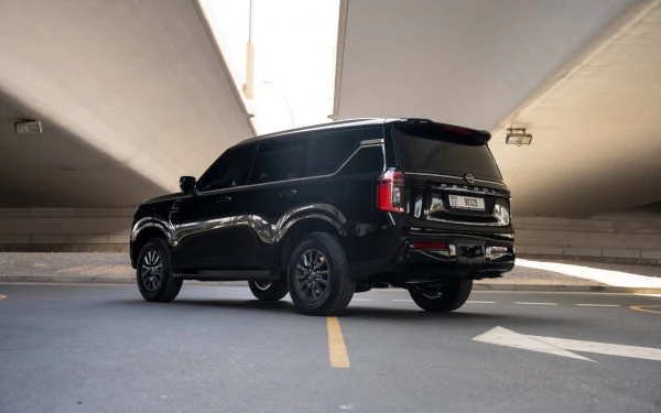 Black Nissan Patrol SE Photo 2