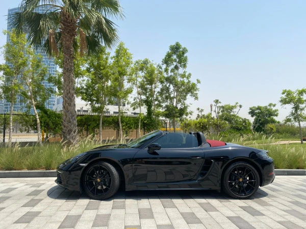 Черный Porsche Boxster 718 Photo 2