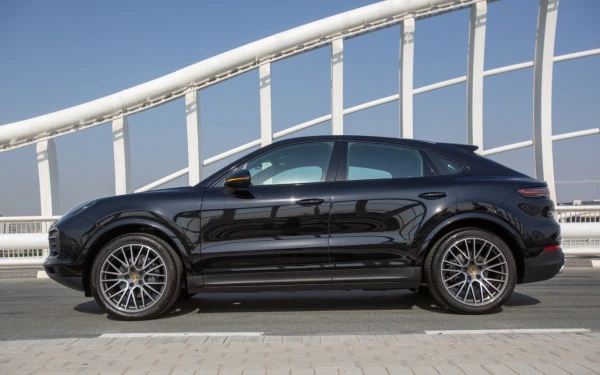 Black Porsche Cayenne coupe Photo 2