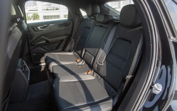 Black Porsche Cayenne coupe Photo 3