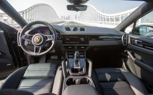 Black Porsche Cayenne coupe Photo 4