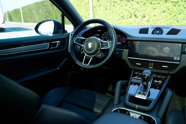 Black Porsche Cayenne coupe Photo 10