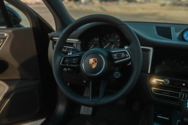 Черный Porsche Macan Platinum Photo 3