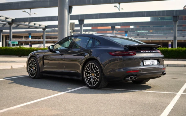Темно-серый Porsche Panamera 4 Photo 3
