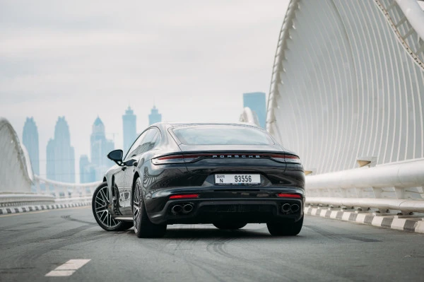 Черный Porsche Panamera Photo 2