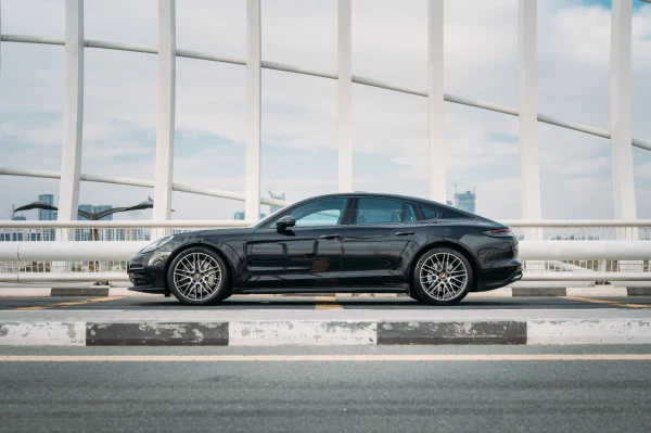 Черный Porsche Panamera Photo 3