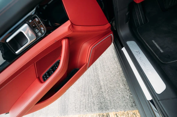 Черный Porsche Panamera Photo 12
