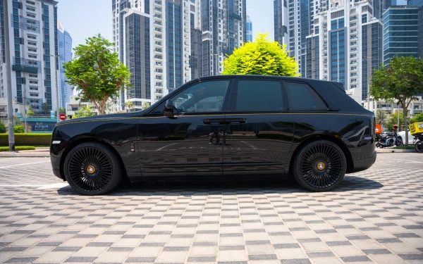 Черный Rolls Royce Cullinan Photo 2