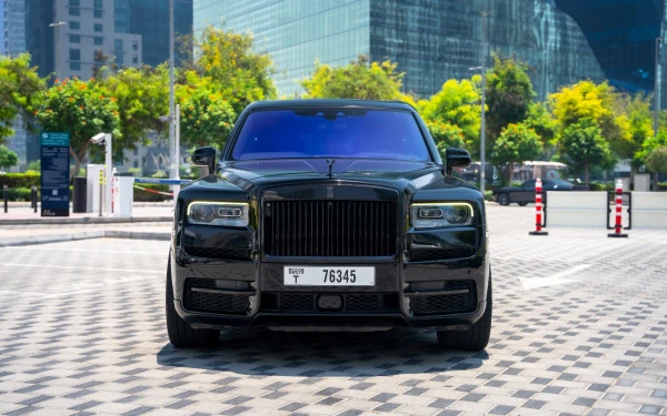Черный Rolls Royce Cullinan Photo 3