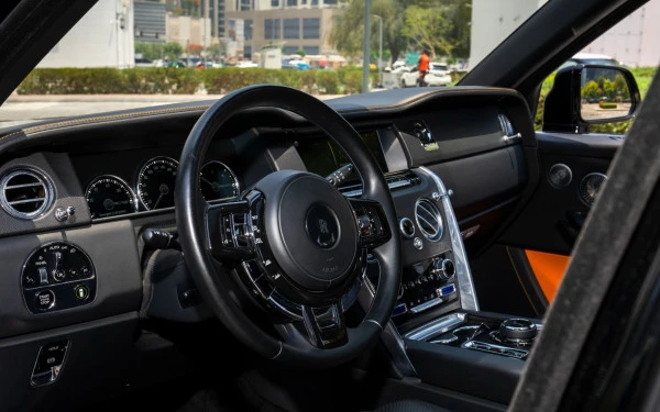 Черный Rolls Royce Cullinan Photo 4