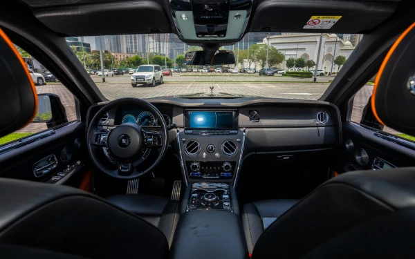 Черный Rolls Royce Cullinan Photo 7