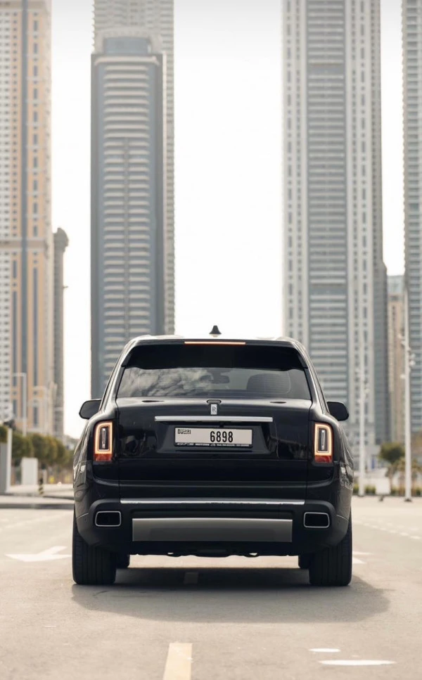 Black Rolls Royce Cullinan Photo 2