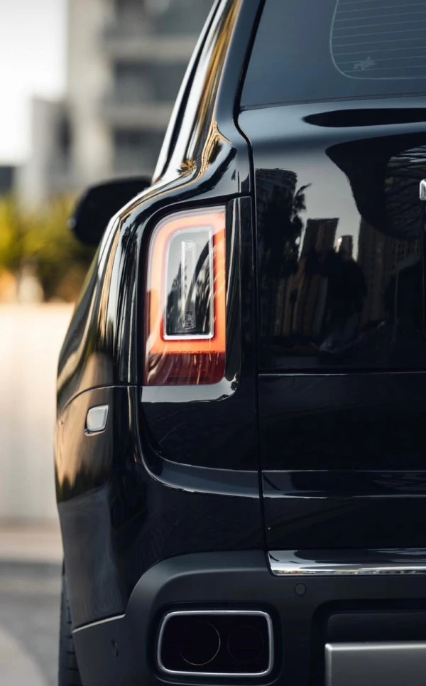Black Rolls Royce Cullinan Photo 3