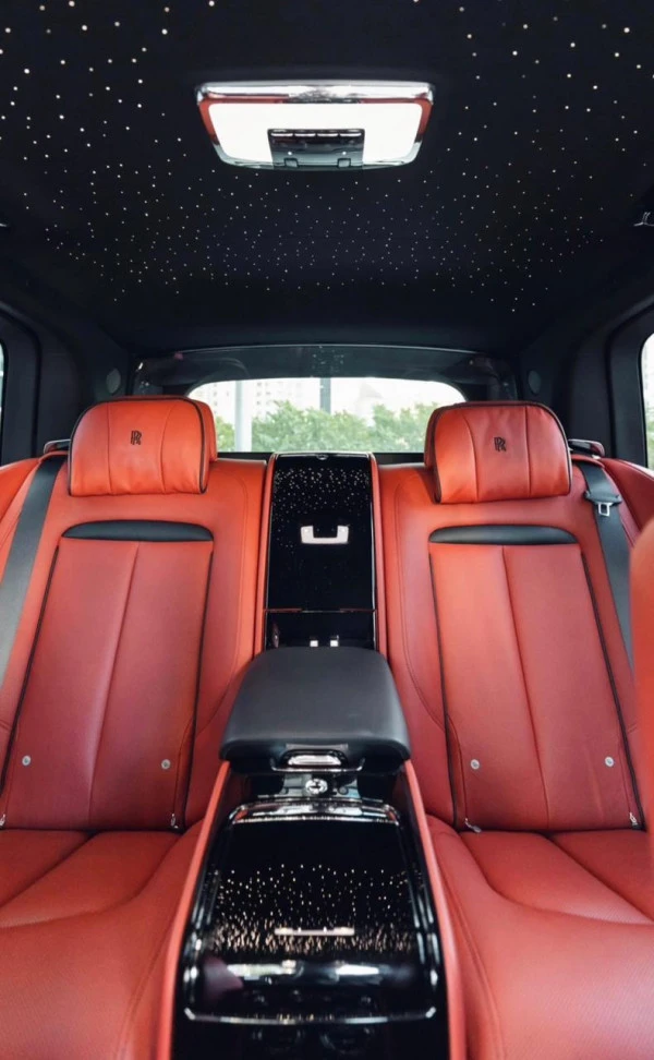 Black Rolls Royce Cullinan Photo 4
