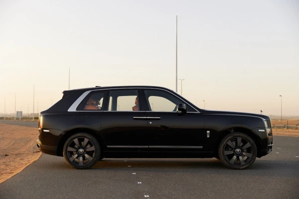 Черный Rolls Royce Cullinan Photo 2