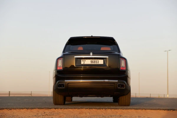 Черный Rolls Royce Cullinan Photo 3
