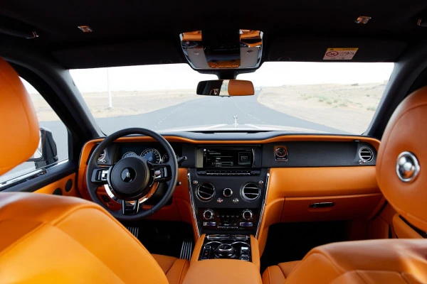Черный Rolls Royce Cullinan Photo 5