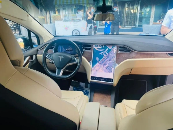 Black Tesla Model X Photo 2