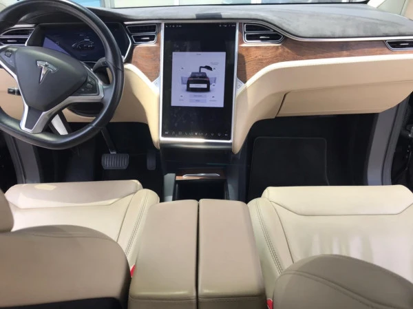 Black Tesla Model X Photo 4