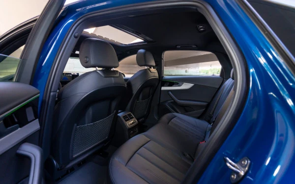 Blue Audi A4 Photo 8
