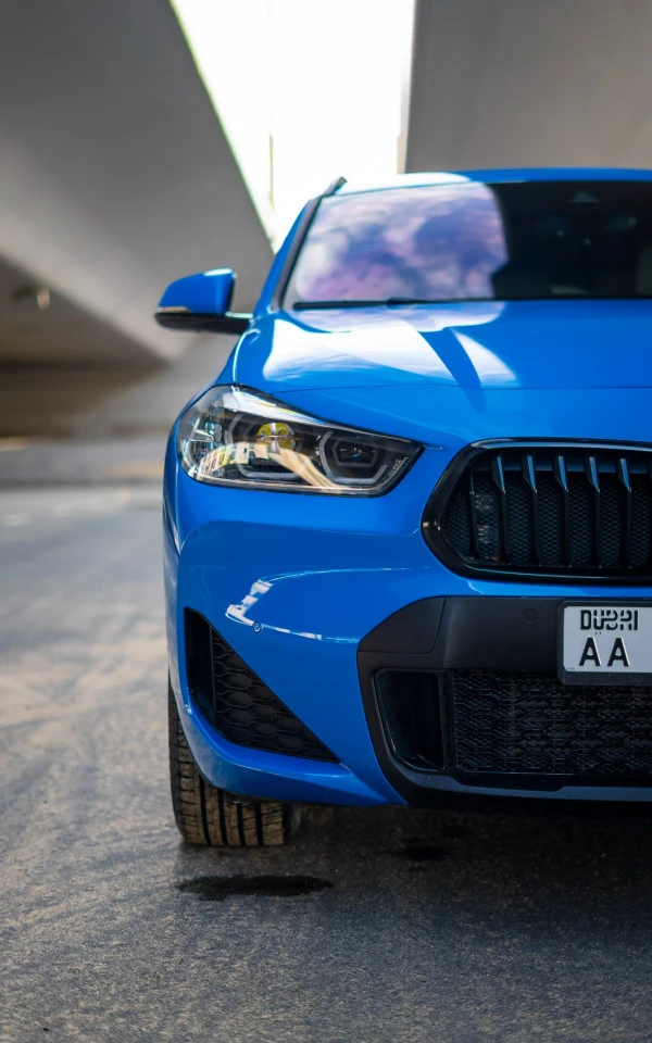 Blue BMW X2 Photo 2