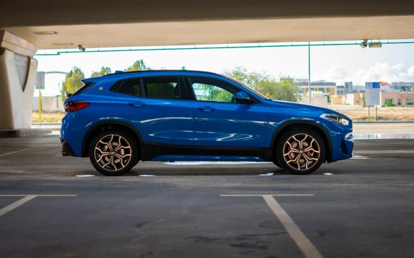 Blue BMW X2 Photo 4