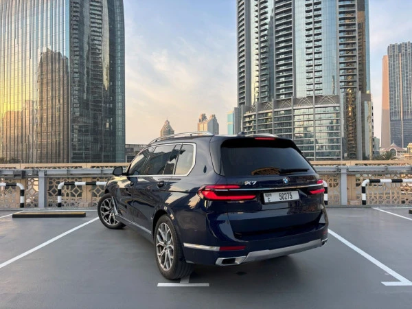 Blue BMW X7 Photo 2