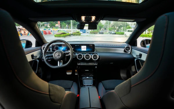 Blue Mercedes CLA200 Photo 13