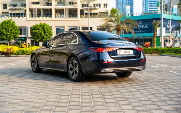 Синий Mercedes E200 Photo 2