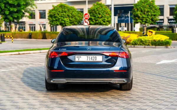 Синий Mercedes E200 Photo 3