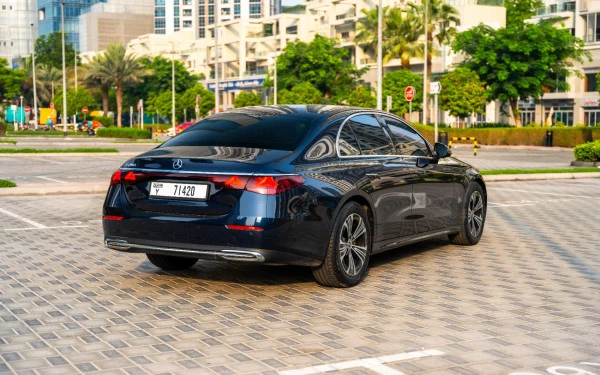 Синий Mercedes E200 Photo 4
