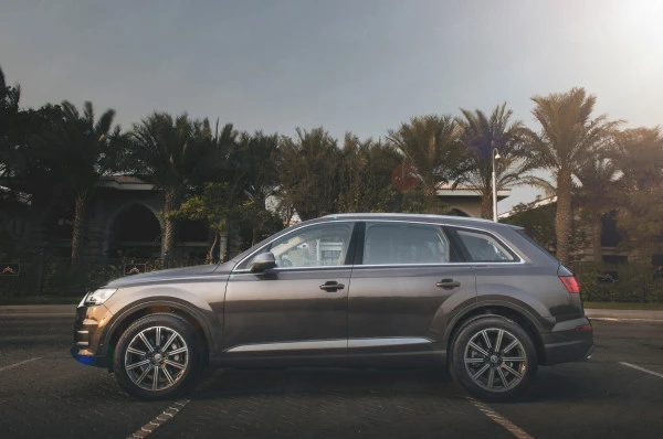 Brown Audi Q7 Photo 2