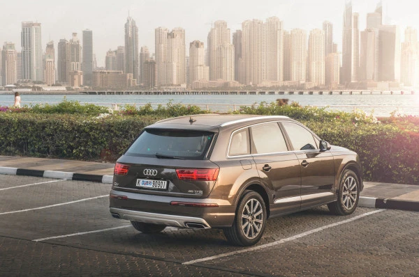 Brown Audi Q7 Photo 4