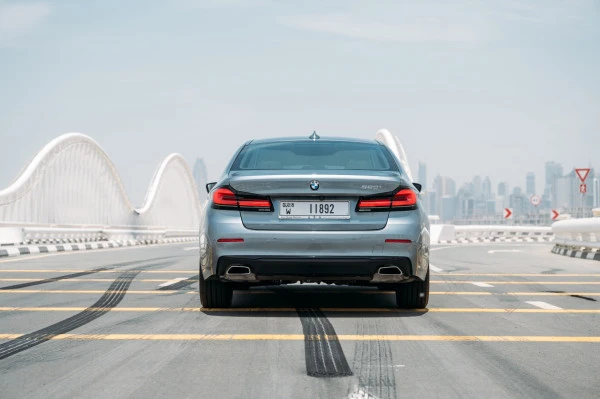 Dark Grey BMW 520i Photo 2