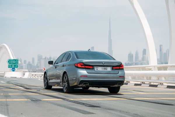 Dark Grey BMW 520i Photo 3