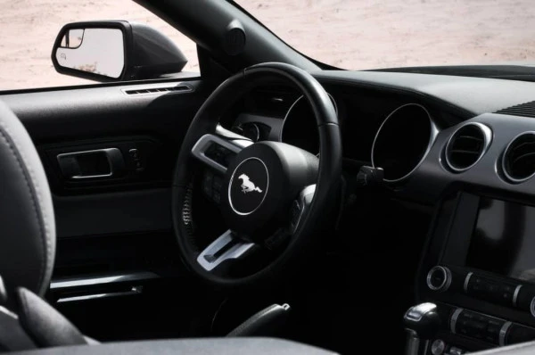 Dark Grey Ford Mustang cabrio V8 Photo 3