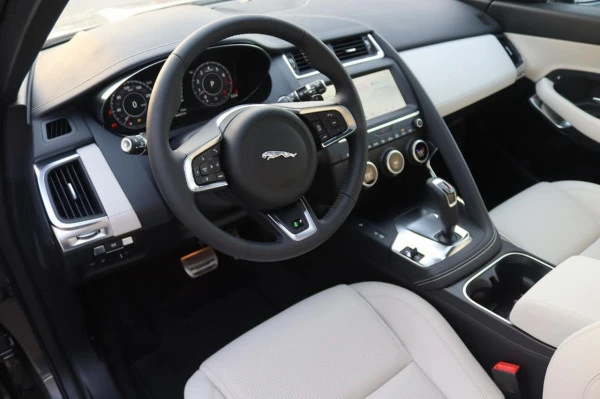 Темно-серый Jaguar E-Pace Photo 2