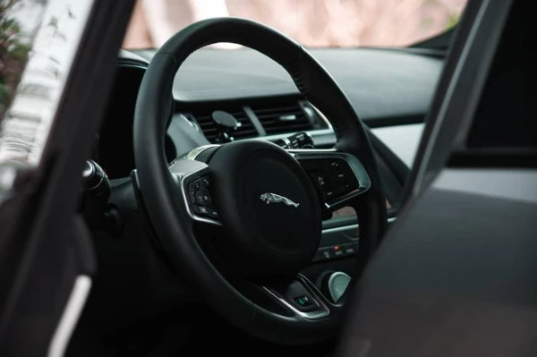 Темно-серый Jaguar E-Pace Photo 3