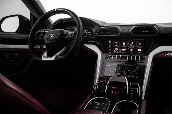 Темно-серый Lamborghini Urus Photo 3