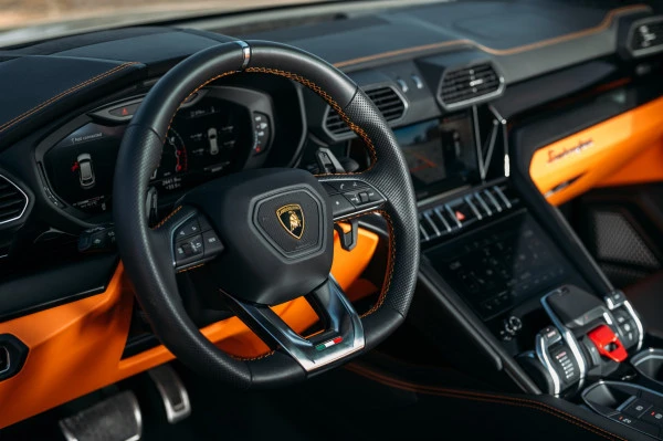 Dark Grey Lamborghini Urus Photo 3