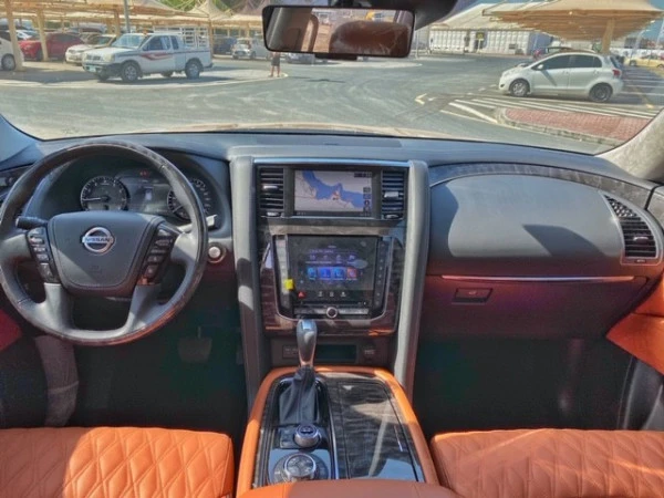 Gold Nissan Patrol V6 Photo 3