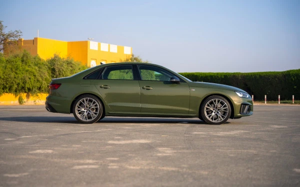 Green Audi A4 Photo 3