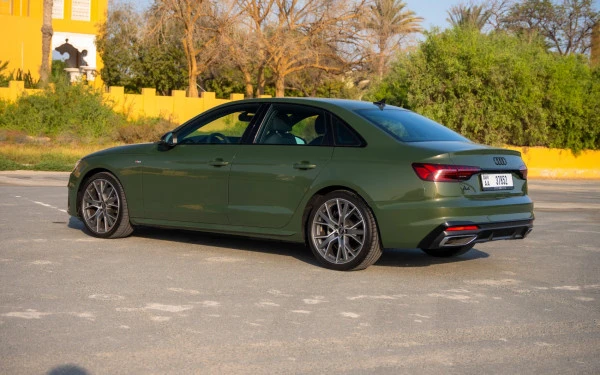 Green Audi A4 Photo 4