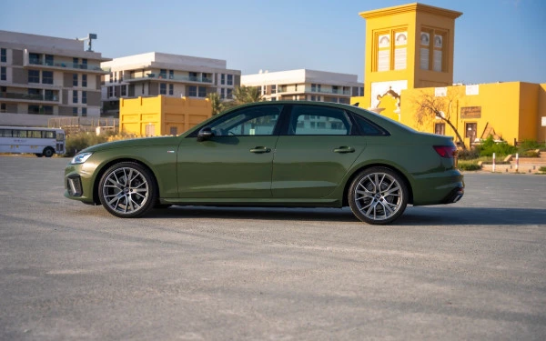 Green Audi A4 Photo 5