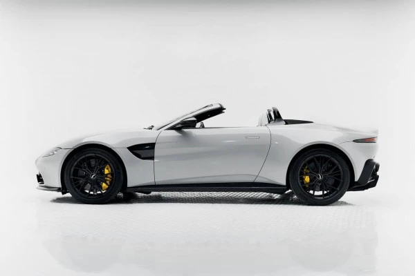 Серый Aston Martin Vantage Photo 3