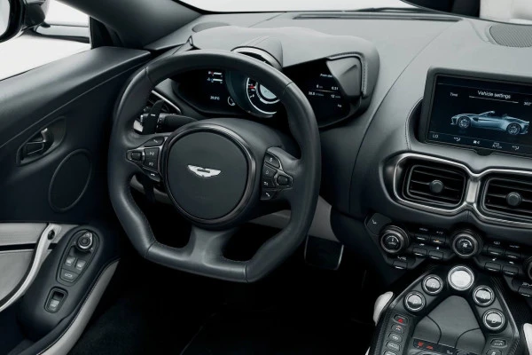 Серый Aston Martin Vantage Photo 4