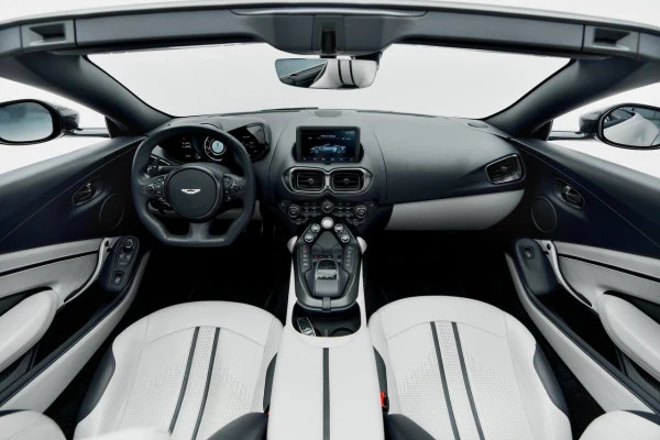 Серый Aston Martin Vantage Photo 7