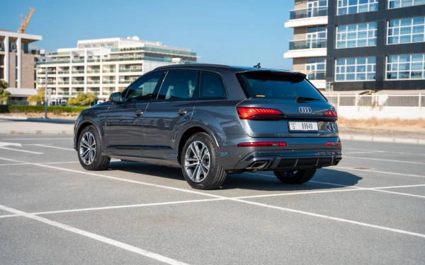 Grey Audi Q7 Photo 2