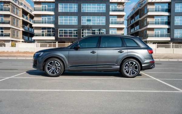 Grey Audi Q7 Photo 3